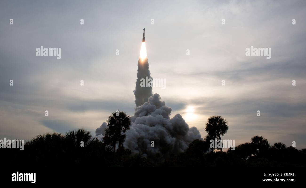 Cape Canaveral, United States of America. 19 May, 2022. The United Launch Alliance Atlas V rocket carrying the Boeing CST-100 Starliner spacecraft lifts off from Space Launch Complex 41, May 19, 2022 in Cape Canaveral, Florida. The successful Orbital Flight Test-2 is the second un-crewed flight test and will dock to the International Space Station. Credit: Joel Kowsky/NASA/Alamy Live News Stock Photo