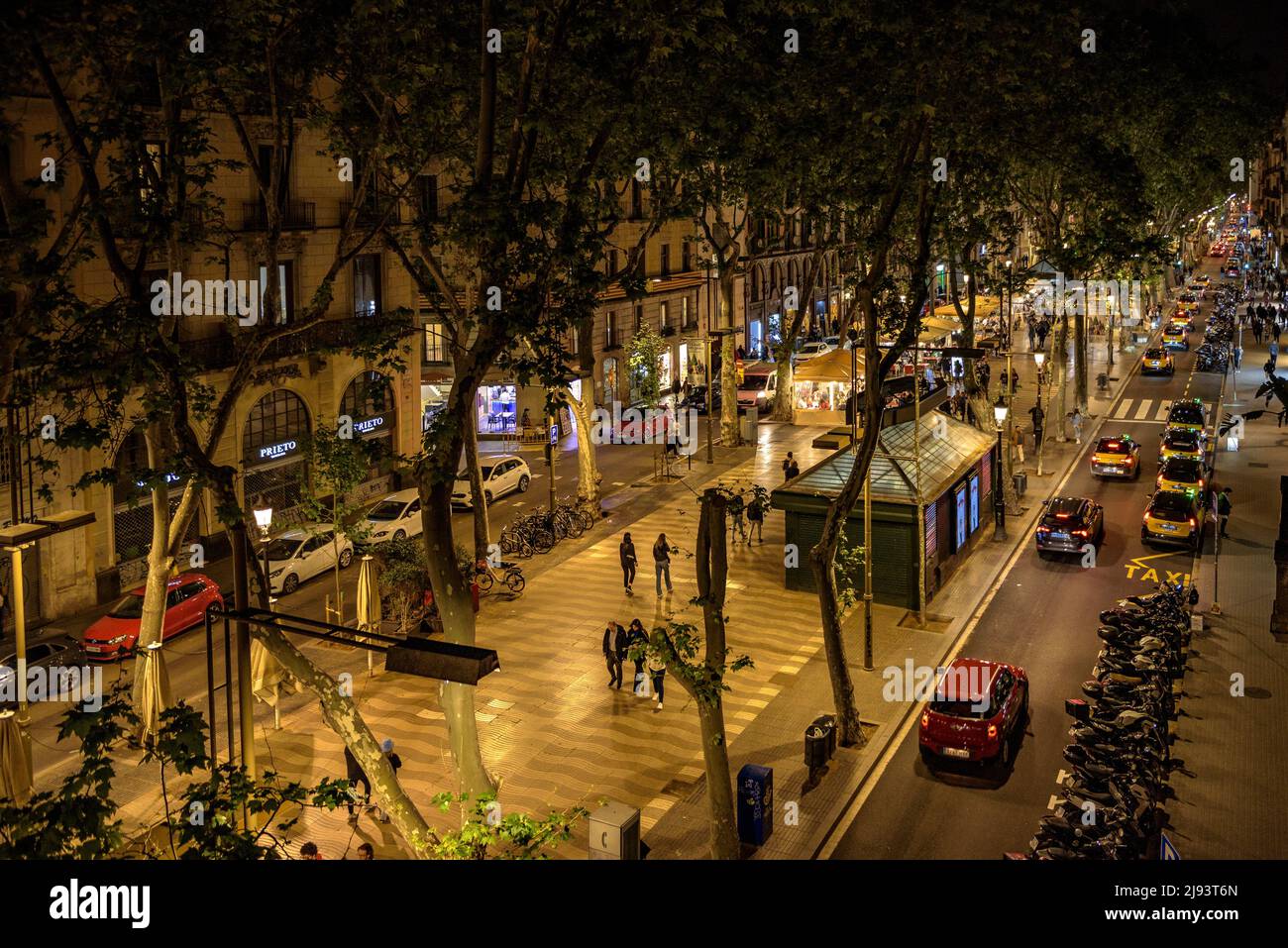 The emblematic promenade of La Rambla / Las Ramblas in Barcelona, at night (Barcelona, Catalonia, Spain) ESP: El paseo emblemático de La Rambla, BCN Stock Photo
