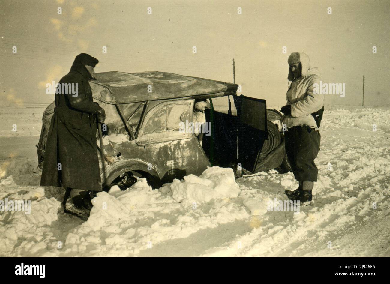 WWII WW2 italian soldiers invades URSS - november 1942 - Operation Barbarossa - near Voronez Russia - car blocked by snow storm - 8 italian army Stock Photo