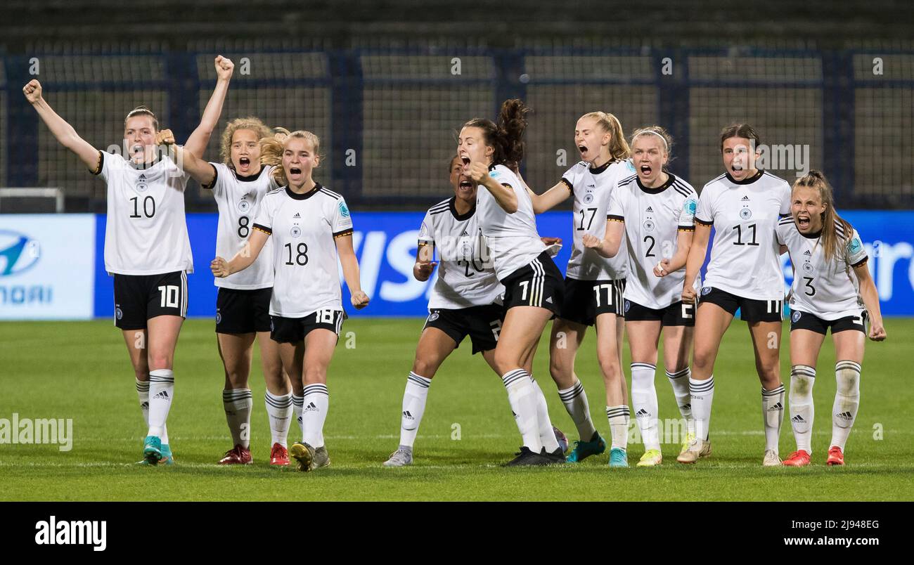Zenica, Bosnia and Herzegovina, 15th May 2022. The team of Germany celebrate the victory after the execution of the penalties during the UEFA Women's Under-17 Championship 2022 Final match between Spain U17 and germany U17 at Grbavica Stadium in Sarajevo, Bosnia and Herzegovina. May 15, 2022. Credit: Nikola Krstic/Alamy Stock Photo