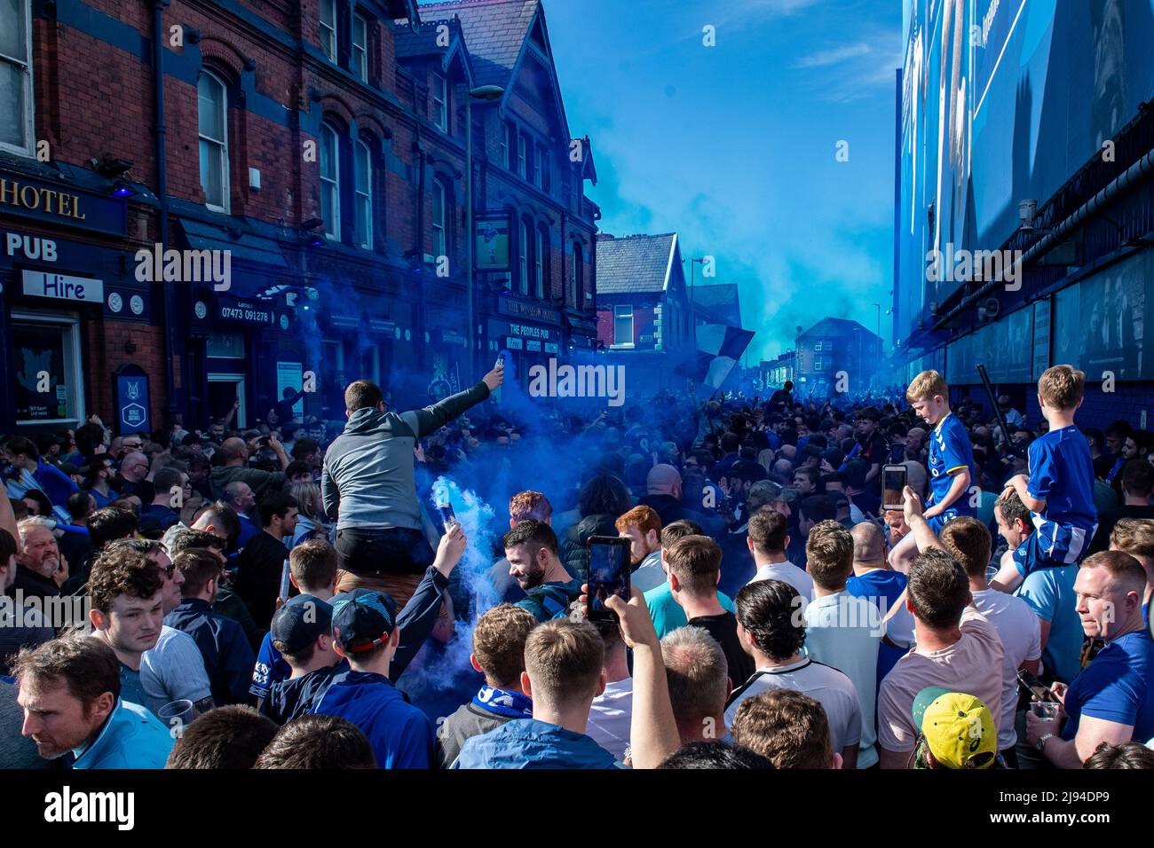 LIVERPOOL, ENGLAND - MAY 19: Fans of Everton outside the stadium before the Premier League match between Everton and Crystal Palace at Goodison Park on May 19, 2022 in Liverpool, United Kingdom. (Photo by Sebastian Frej) Stock Photo