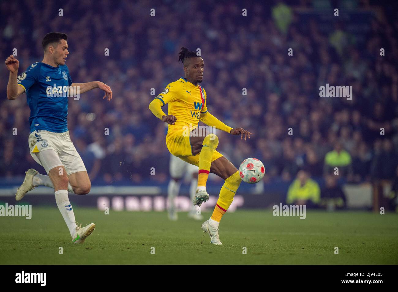 LIVERPOOL, ENGLAND - MAY 19: Michael Keane, Wilfried Zaha during the Premier League match between Everton and Crystal Palace at Goodison Park on May 19, 2022 in Liverpool, United Kingdom. (Photo by Sebastian Frej) Stock Photo