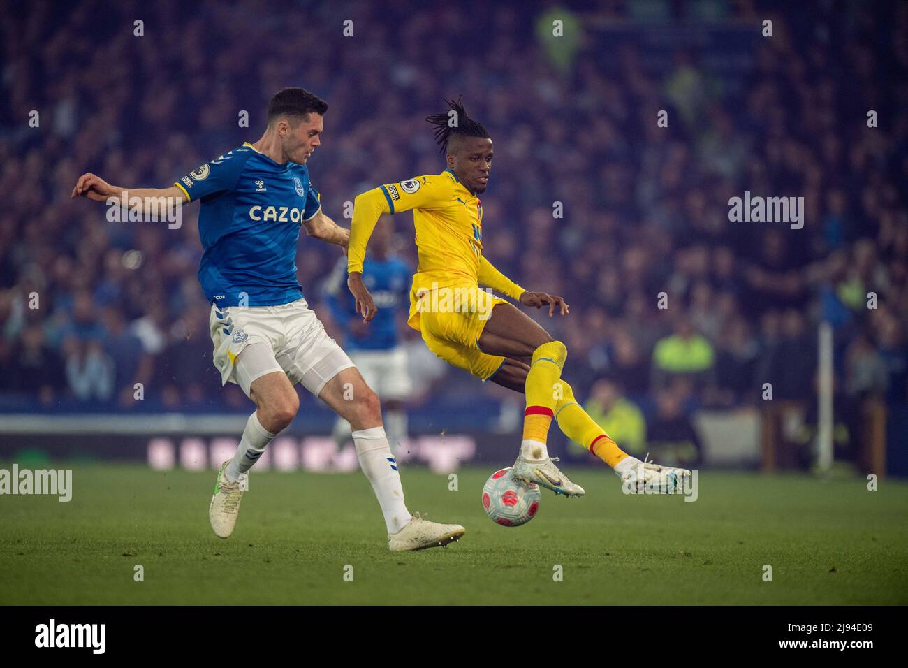 LIVERPOOL, ENGLAND - MAY 19: Michael Keane, Wilfried Zaha during the Premier League match between Everton and Crystal Palace at Goodison Park on May 19, 2022 in Liverpool, United Kingdom. (Photo by Sebastian Frej) Stock Photo