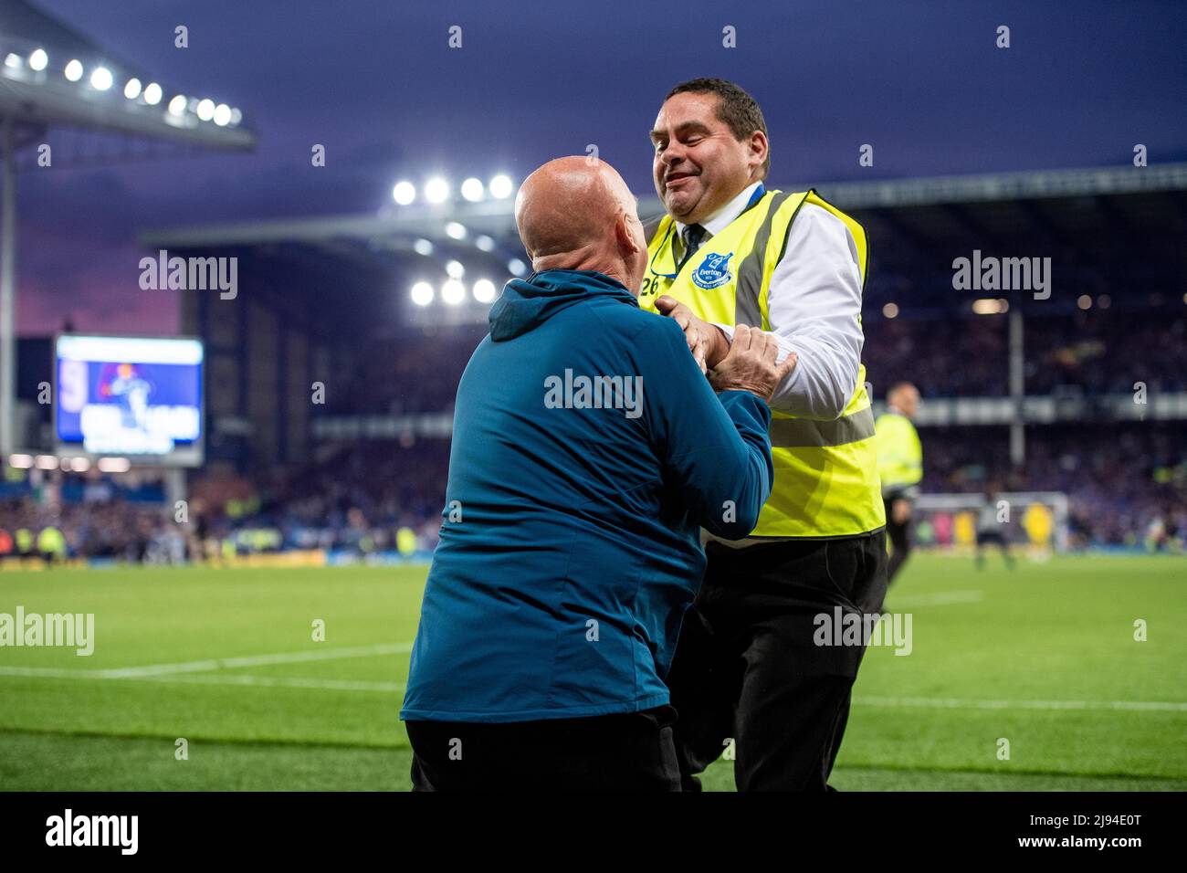 LIVERPOOL, ENGLAND - MAY 19: stewed trying to stop pitch invader during the Premier League match between Everton and Crystal Palace at Goodison Park on May 19, 2022 in Liverpool, United Kingdom. (Photo by Sebastian Frej) Stock Photo