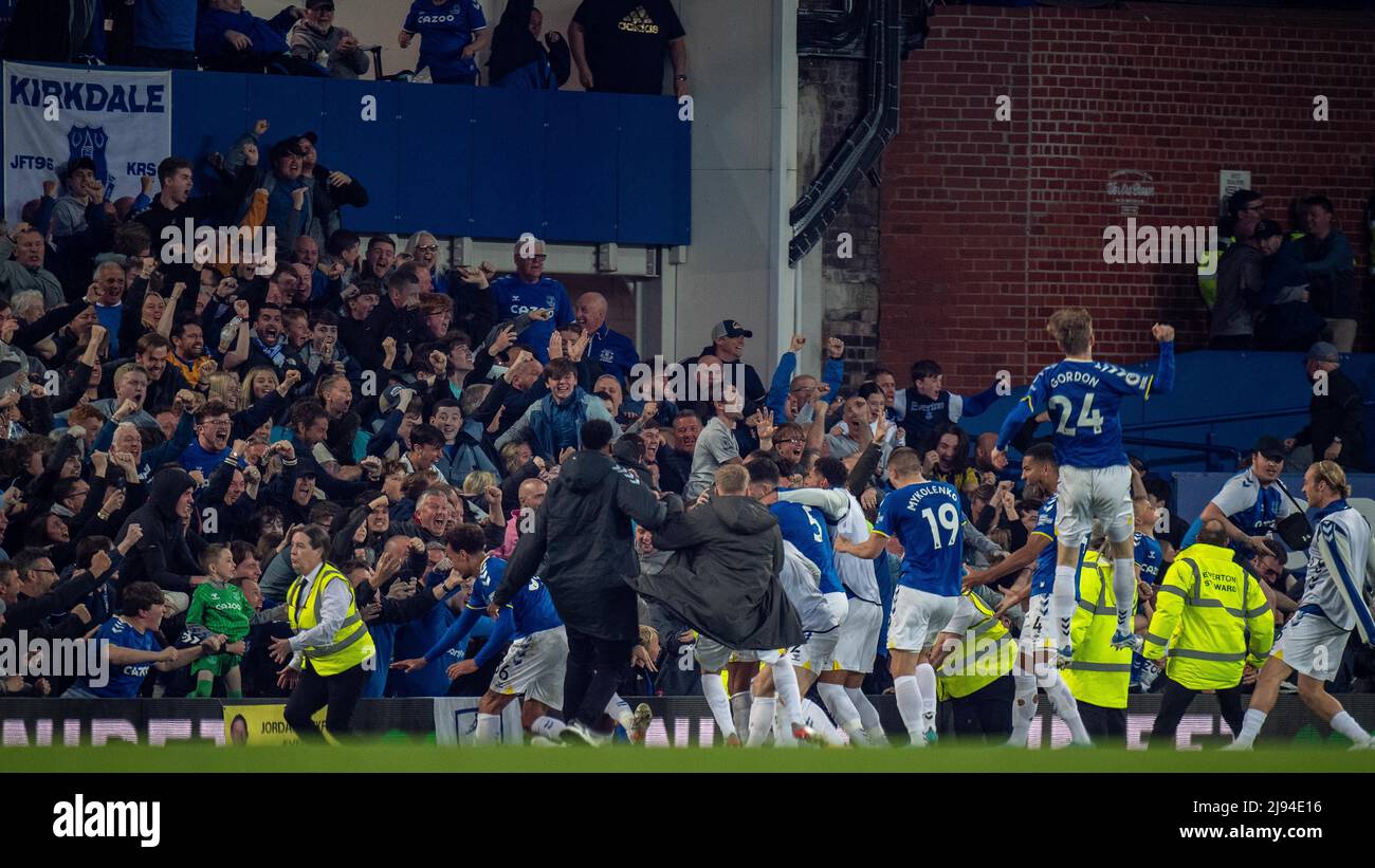 LIVERPOOL, ENGLAND - MAY 19: Everton players celebrates after scoring 3rd goal during the Premier League match between Everton and Crystal Palace at Goodison Park on May 19, 2022 in Liverpool, United Kingdom. (Photo by Sebastian Frej) Stock Photo