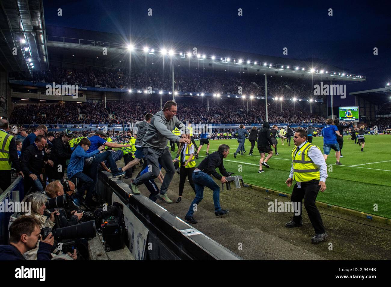 LIVERPOOL, ENGLAND - MAY 19: Everton fans run on pitch during the Premier League match between Everton and Crystal Palace at Goodison Park on May 19, 2022 in Liverpool, United Kingdom. (Photo by Sebastian Frej) Stock Photo