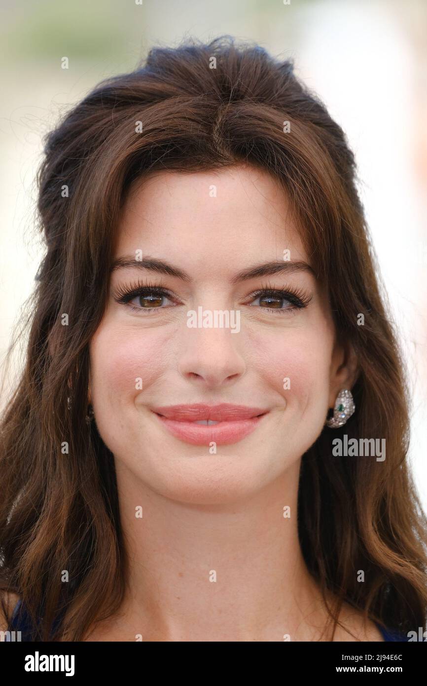 Anne Hathaway Without Noses