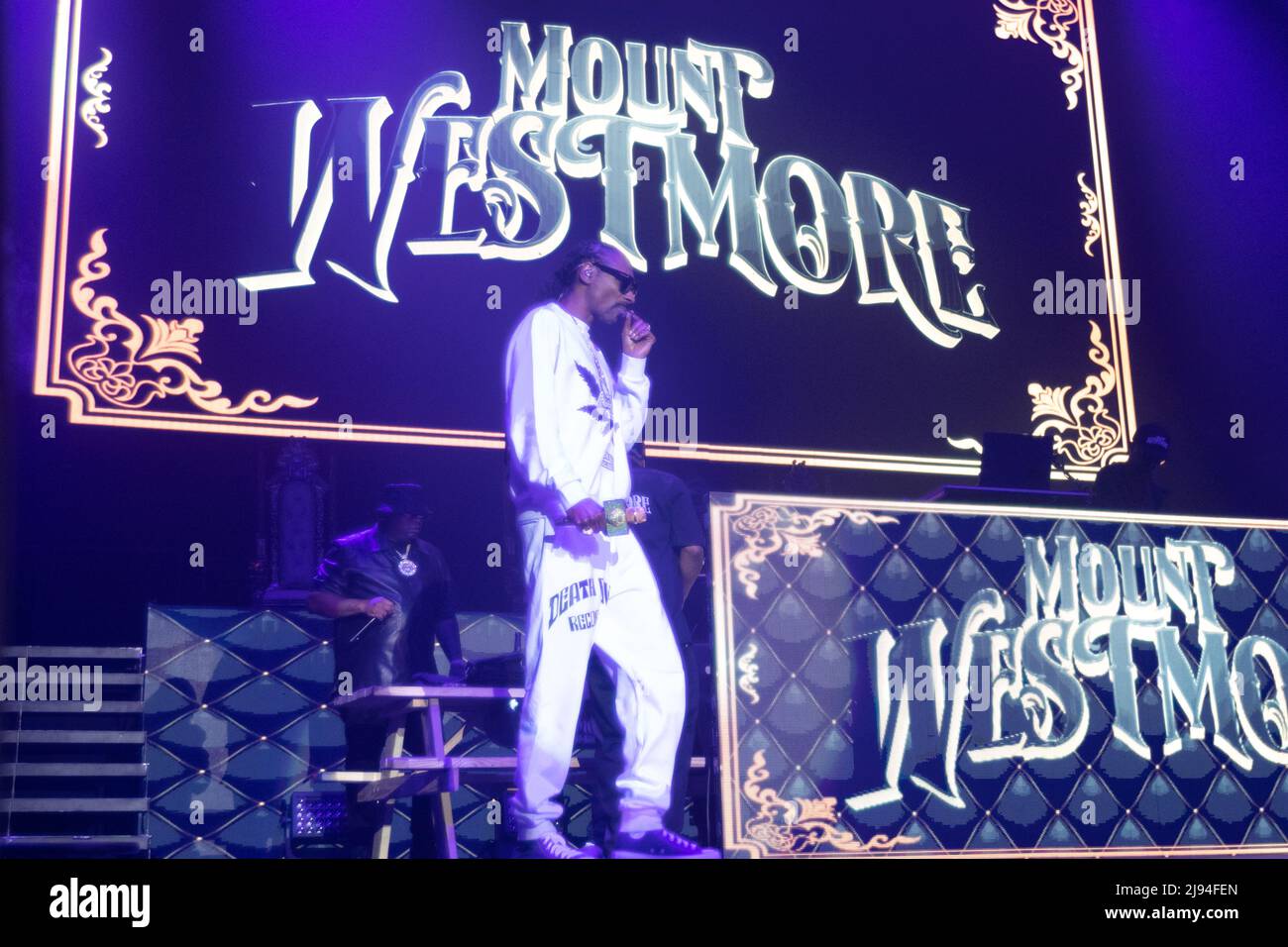 E-40 and Snoop Dogg perform with Mount Westmore on Thursday, May 19, 2022 at Pechanga Arena in San Diego, California. Mount Westmore is a hip hop supergroup that includes Snoop Dogg, Ice Cube, E-40, and Too Short. They will be releasing their debut album later this year. (Photo by Rishi Deka/Sipa USA) Credit: Sipa USA/Alamy Live News Stock Photo