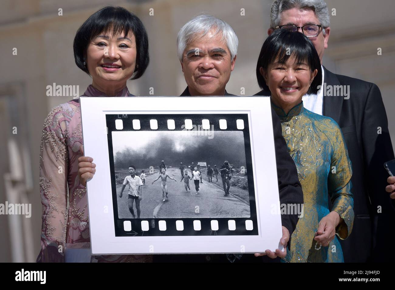 Vatican City State, Vatikanstadt. 11th May, 2022. Photographer Nick Ut poses with his 1972 picture The Terror of War, also known as the 'Napalm Girl', next to a woman (L) featured in the picture as a child, during the weekly general audience held by Pope Francis at the Vatican, May 11, 2022. Credit: dpa/Alamy Live News Stock Photo