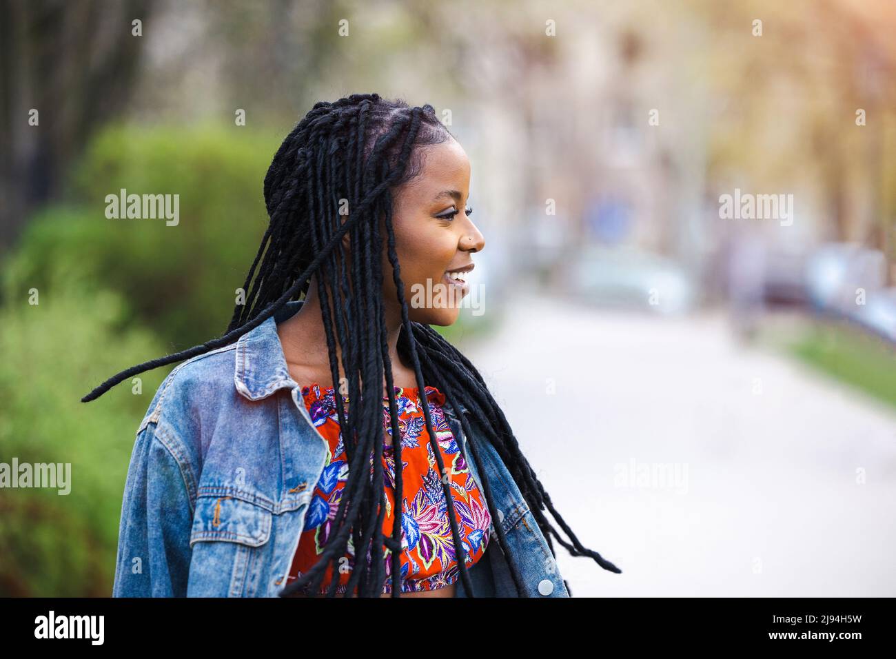 Portrait of a beautiful young woman in the city Stock Photo - Alamy