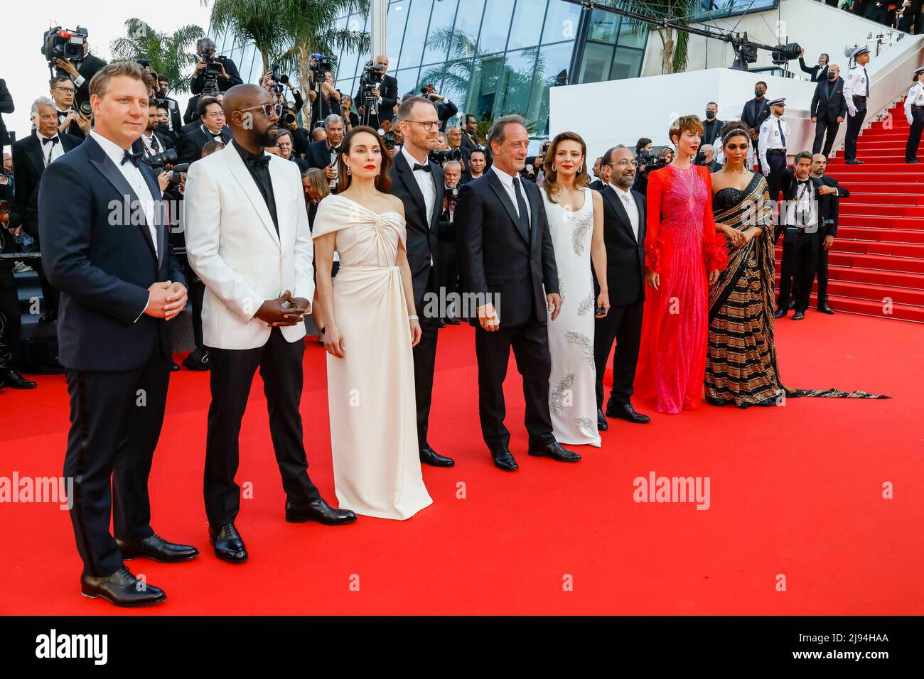 Jeff Nichols (l-r), Ladj Ly, Noomi Rapace, Joachim Trier, Jasmine Trinca, Asghar Farhadi, Rebecca Hall, Deepika Padukone attend the Opening Ceremony and red carpet of 'Final Cut (Coupez!)' during the the 75th Annual Cannes Film Festival at Palais des Festivals in Cannes, France, on 17 May 2022. Stock Photo