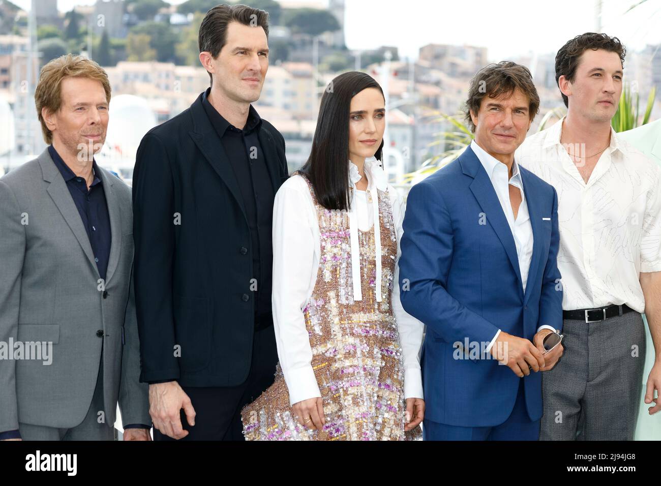 Jerry Bruckheimer (l-r), Joseph Kosinski, Jennifer Connelly, Tom Cruise, Miles Teller pose at the photocall of 'Top Gun: Maverick' during the 75th Annual Cannes Film Festival at Palais des Festivals in Cannes, France, on 18 May 2022. Stock Photo