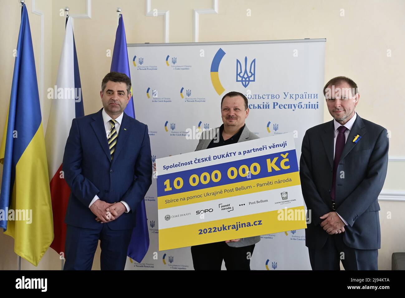 Prague, Czech Republic. 20th May, 2022. The Czech Ducats company handed over the first 10 million crowns to Ukraine through the Post Bellum organization at the Ukraine embassy in Prague, Czech Republic, May 20, 2022. It took place on the occasion of the printing of the charity banknote Glory to Ukraine. From left Ukrainian Ambassador in Czech Republic Yevhen Perebyjnis, Post Bellum director Mikulas Kroupa and the Czech Ducats company CEO Radek Sulta. Credit: Roman Vondrous/CTK Photo/Alamy Live News Stock Photo
