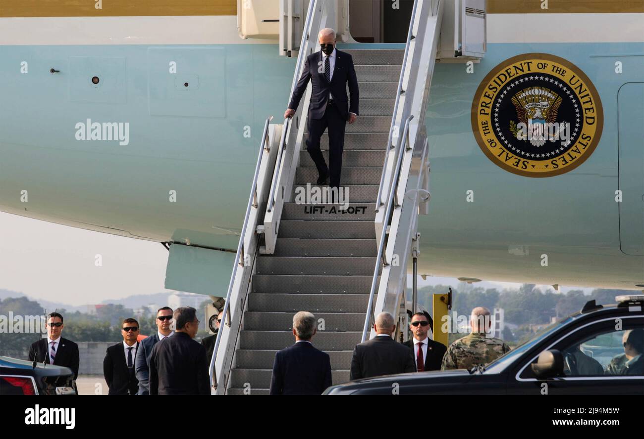 Pyeongtaek, South Korea. 20th May, 2022. U.S President Joe Biden, walks down the stairs from Air Force One on arrival at Osan Air Base, May 20, 2022 in Pyeongtaek, South Korea. Biden is on his first trip to Asia as president and will meet the new South Korean President Yoon Suk-yeol. Credit: SSgt. Kris Bonet/White House Photo/Alamy Live News Stock Photo