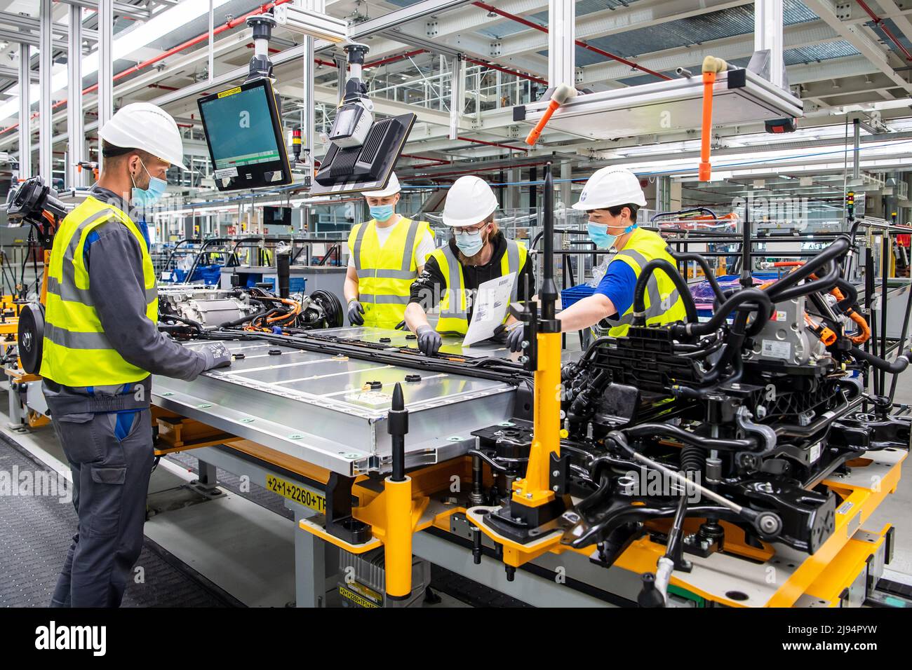 Emden, Germany. 20th May, 2022. VW employees work on the underbody with the battery for the ID.4. Volkswagen has started series production of the all-electric ID.4 compact SUV at its plant in Emden, East Frisia. After the ramp-up phase, 4000 e-vehicles per week are to be produced in Emden by the end of the year. Credit: Sina Schuldt/dpa/Alamy Live News Stock Photo