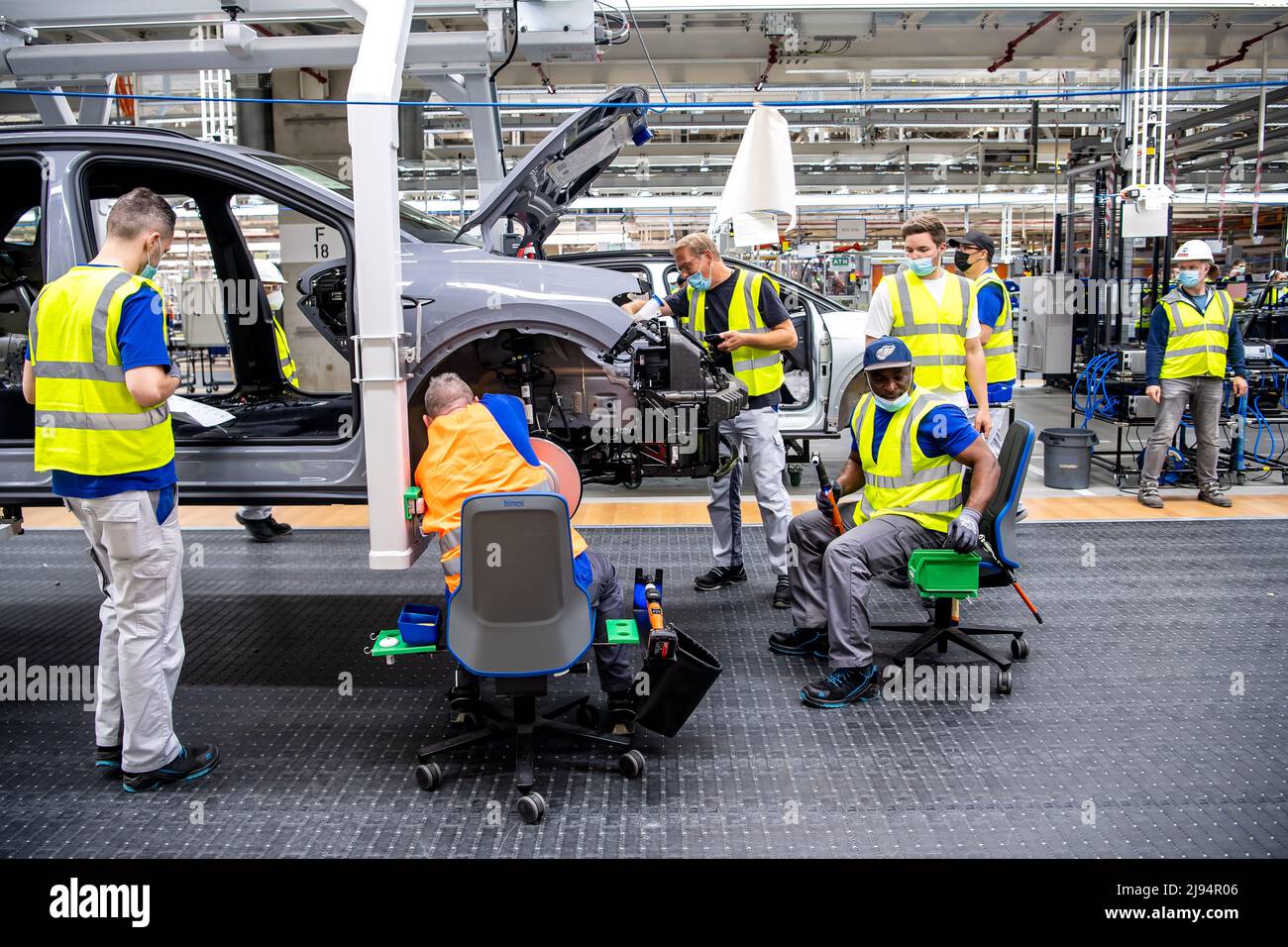 Emden, Germany. 20th May, 2022. VW employees work on the ID.4. Volkswagen has started series production of the all-electric ID.4 compact SUV at its plant in Emden, East Frisia. After the start-up phase, 4000 e-vehicles per week are to be produced in Emden by the end of the year. Credit: Sina Schuldt/dpa/Alamy Live News Stock Photo