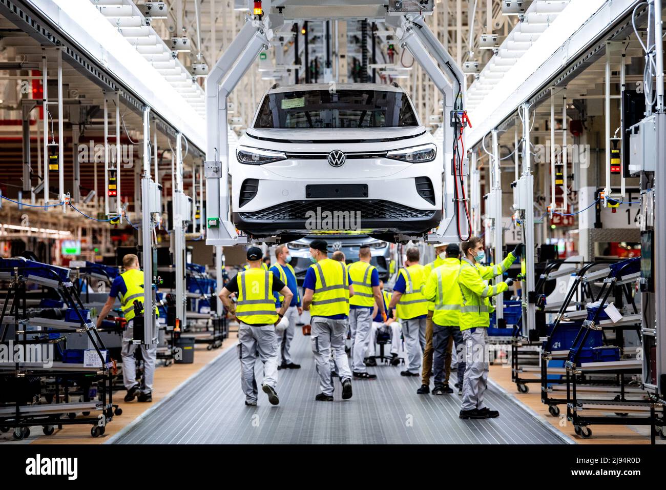 Emden, Germany. 20th May, 2022. VW employees work on the ID.4. Volkswagen has started series production of the all-electric ID.4 compact SUV at its plant in Emden, East Frisia. After the start-up phase, 4000 e-vehicles per week are to be produced in Emden by the end of the year. Credit: Sina Schuldt/dpa/Alamy Live News Stock Photo
