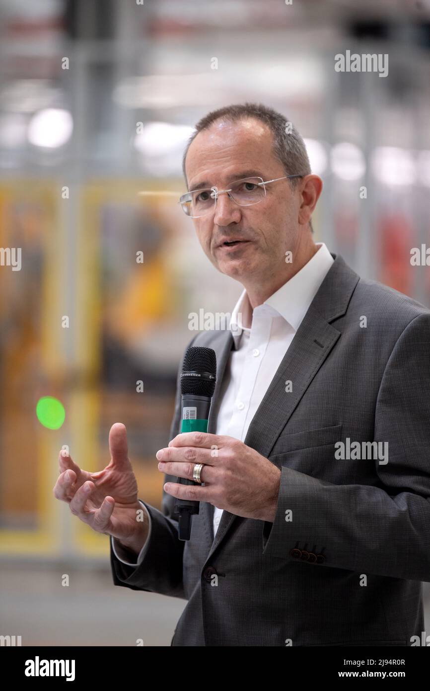 Emden, Germany. 20th May, 2022. Uwe Schwarz, plant manager, speaks during a tour of the VW plant. Volkswagen has started series production of the all-electric ID.4 compact SUV at its plant in Emden, East Frisia. After the start-up phase, 4000 e-vehicles per week are to be produced in Emden by the end of the year. Credit: Sina Schuldt/dpa/Alamy Live News Stock Photo
