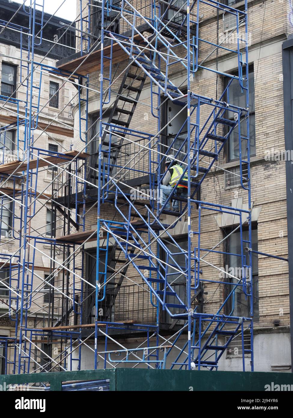 Worker sitting scaffolding hi-res stock photography and images - Alamy