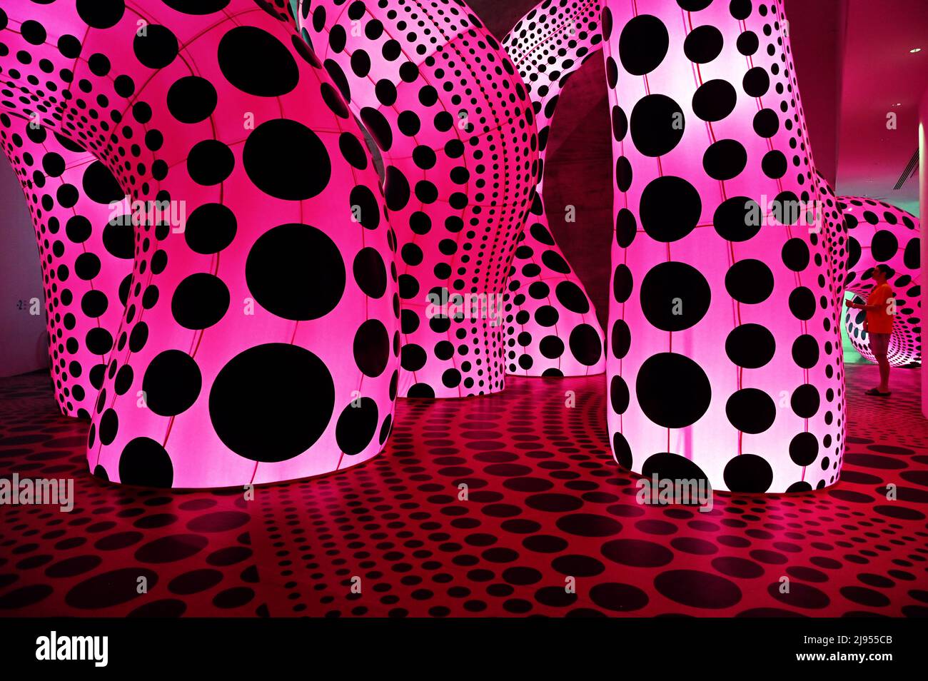 Have you seen the giant Yayoi Kusama installation outside of @harrods , London