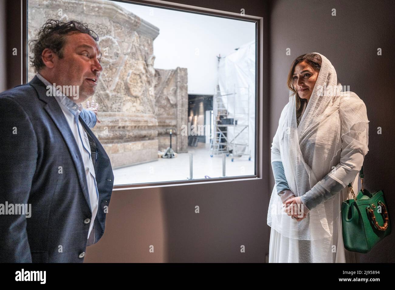 Saudi princess hi-res stock photography and images - Page 2 - Alamy, image size:1300x956