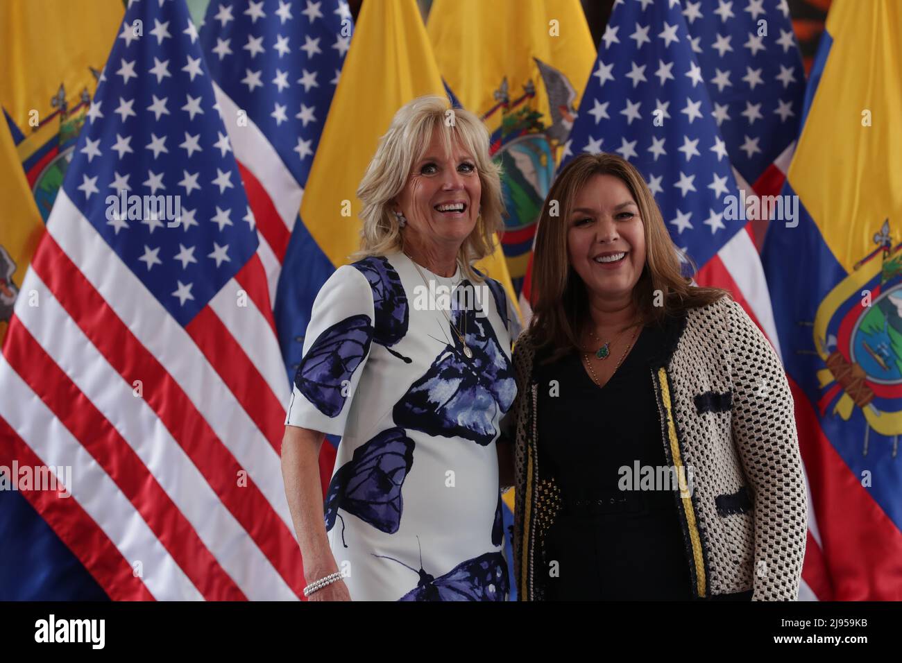 Quito, Ecuador. 19th May, 2022. U.S. First Lady Jill Biden, left, and Ecuador First Lady Maria Lourdes Alcivar pose together during an event at the Carondelet Palace, May 19, 2022 in Quito, Ecuador. Biden is the first stop of a six-day tour in Latin America. Credit: Carlos Silva/Presidencia de la Republica del Ecuador/Alamy Live News Stock Photo