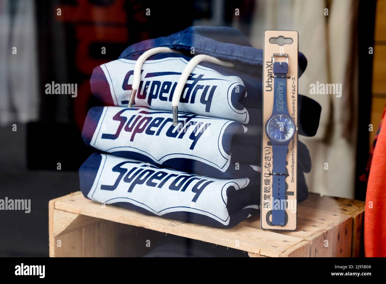 Bordeaux , Aquitaine France - 05 08 2022 : Superdry logo brand and sign  text in windows facade clothes store of British fashion clothing company  chai Stock Photo - Alamy