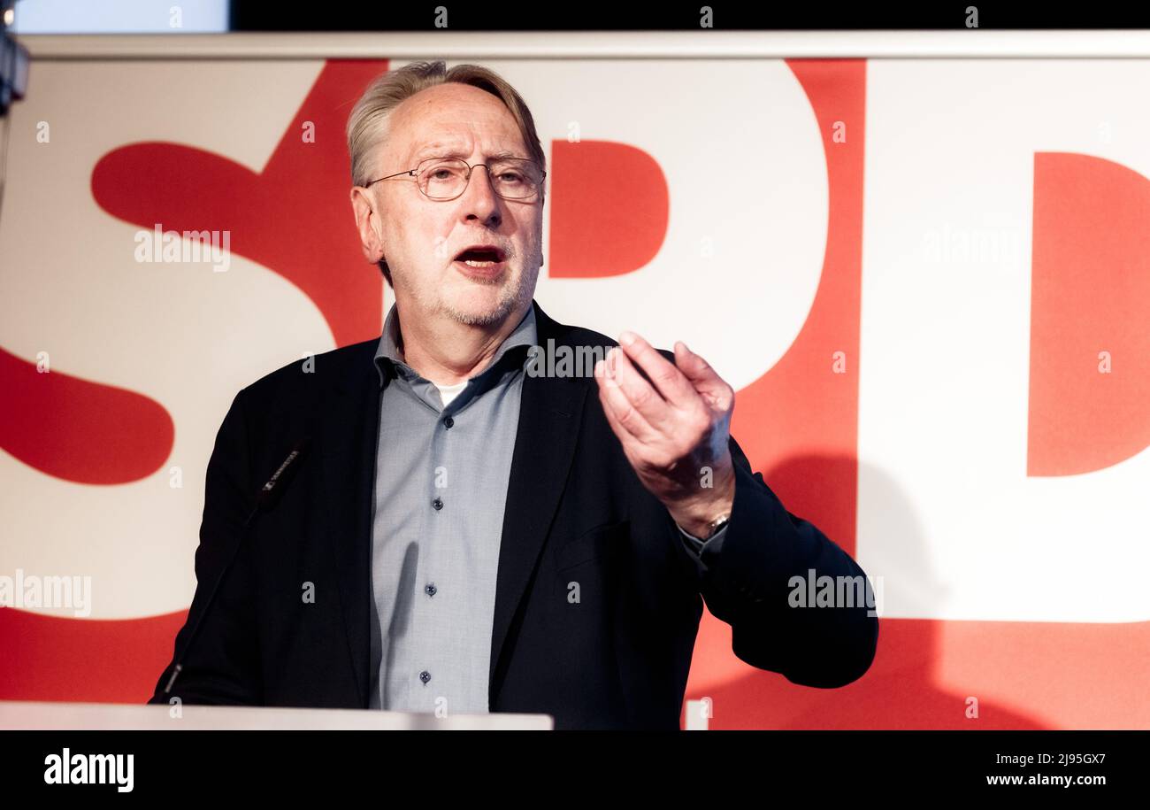 Hamburg, Germany. 20th May, 2022. Bernd Lange (SPD), MEP in the Group of  the Progressive Alliance of Socialists and Democrats in the European  Parliament, speaks at a state party conference SPD-Hamburg. Credit: