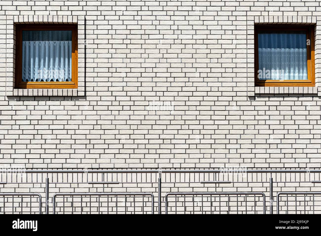 Straight windows hi-res stock photography and images - Alamy