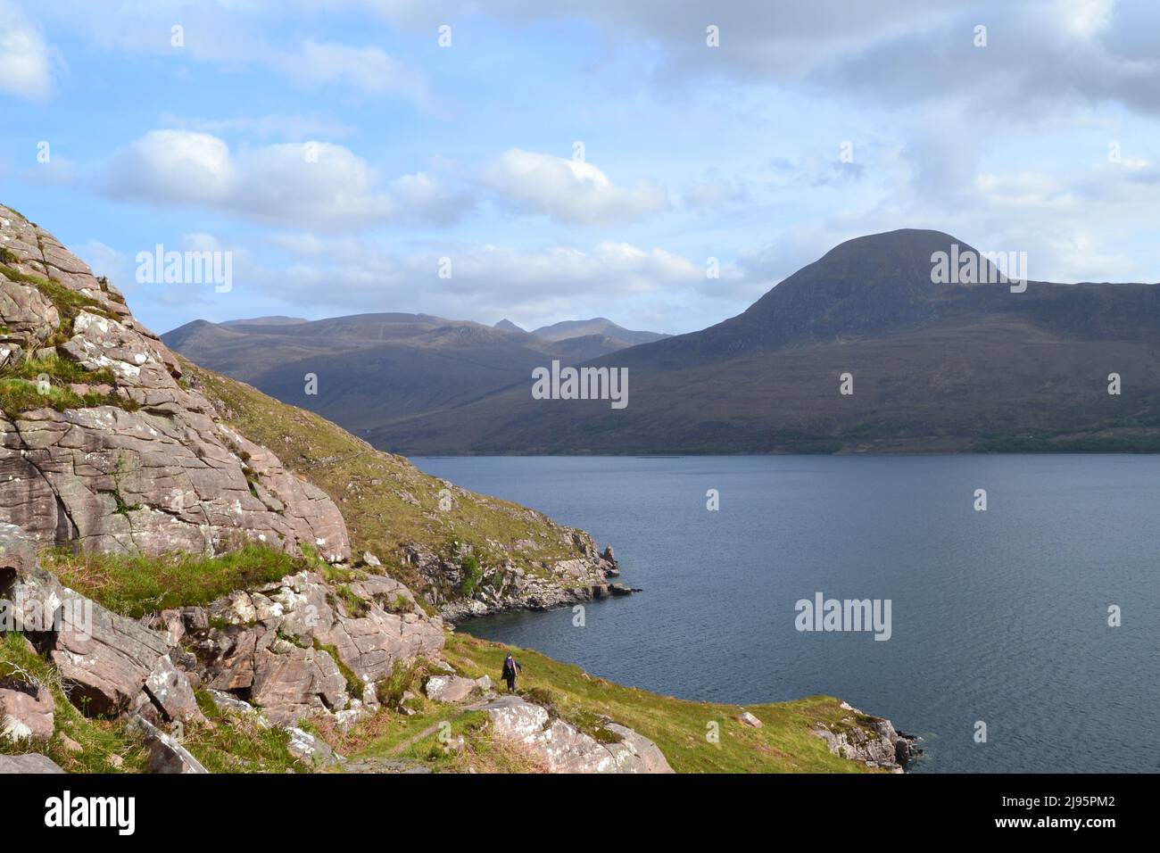 Little Loch Bloom in NW Scotland, Ross & Cromarty, overlooked by mountains Sail Mhor and further giant An Teallach. Mid May. Beautiful calm scenery Stock Photo