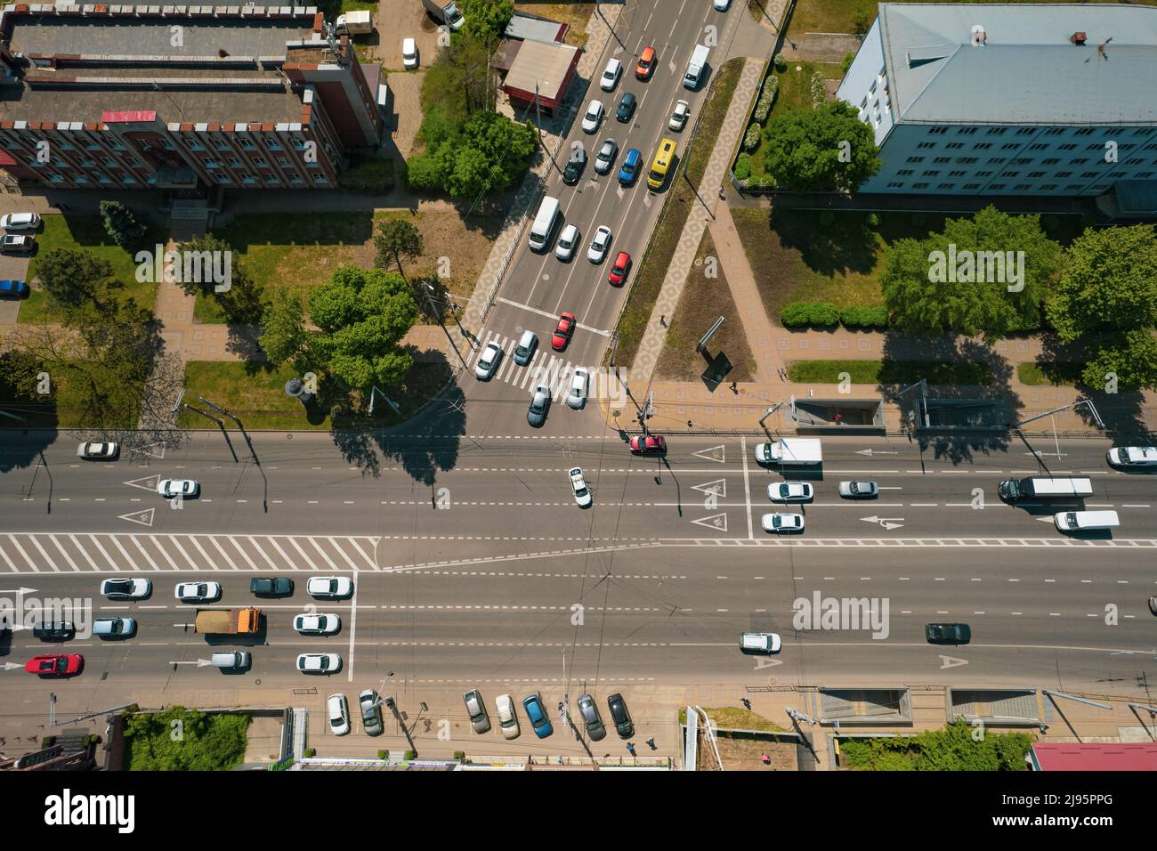 Directly above view of road with traffic, road infrastructure ...