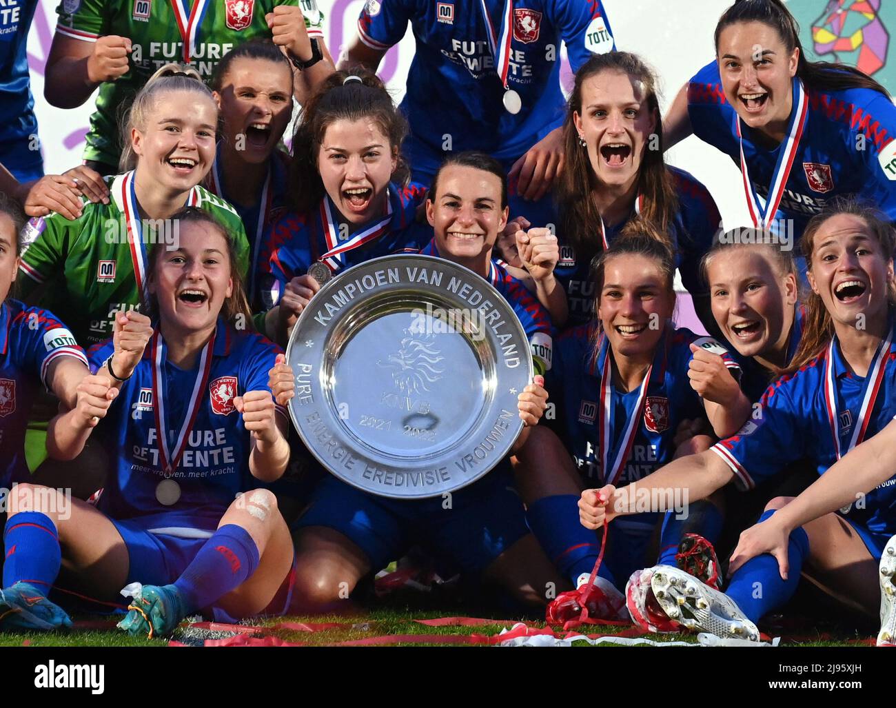 Amsterdam, Netherlands. 20th May, 2022. Amsterdam - Renate Jansen of FC Twente with the championship bowl after the Dutch Eredivisie women's match between Ajax and FC Twente at sports complex De Toekomst on May 20, 2022 in Amsterdam, Netherlands. ANP OLAF KRAAK Credit: ANP/Alamy Live News Stock Photo