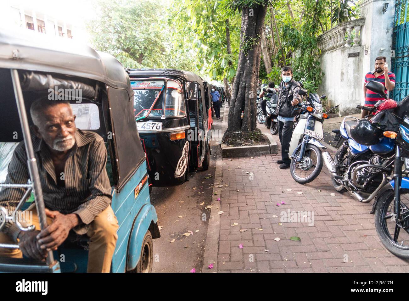 Fuel queues sri lanka hi-res stock photography and images - Alamy