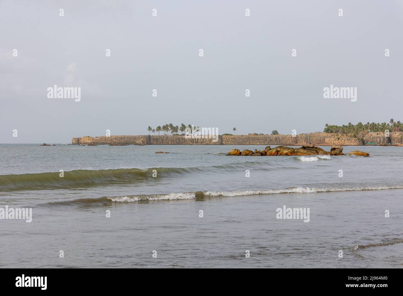 View of the massive Sindhudurg Fort stretching into the Arabian Sea as seen from Wayari Bhutnath Beach, Malvan, Maharashtra, India Stock Photo