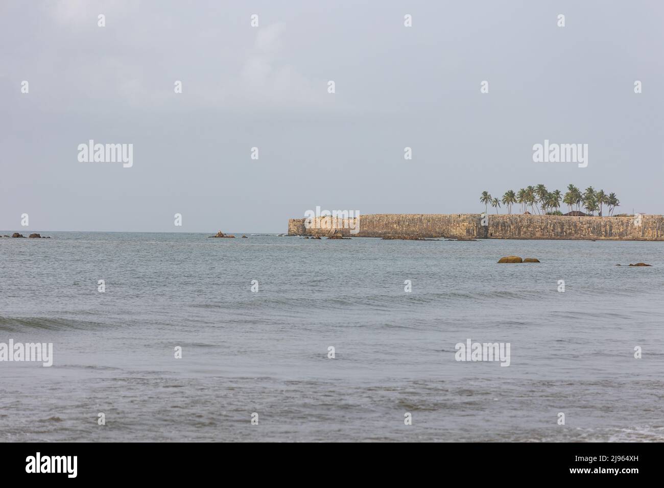 View of the massive Sindhudurg Fort stretching into the Arabian Sea as seen from Wayari Bhutnath Beach, Malvan, Maharashtra, India Stock Photo