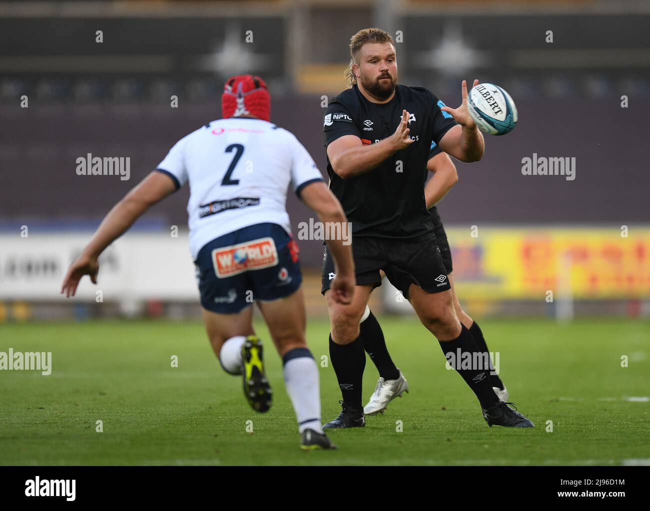 Swansea, UK. 20th May, 2022. Tomas Francis of Ospreys Rugby, receives the ball, under pressure from Johan Grobbelaar of Vodacom Bulls, in Swansea, United Kingdom on 5/20/2022. (Photo by Mike Jones/News Images/Sipa USA) Credit: Sipa USA/Alamy Live News Stock Photo