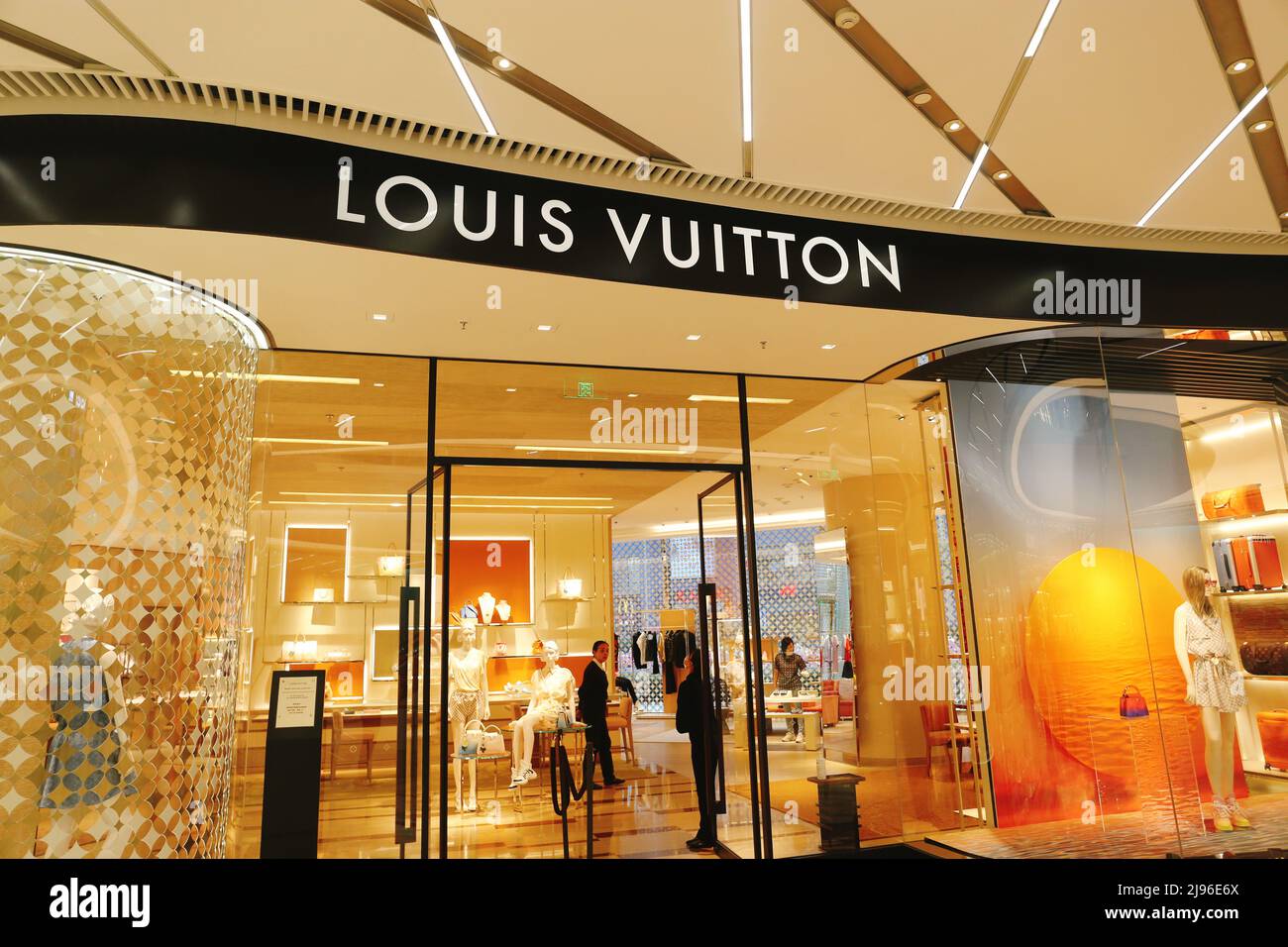 Louis Vuitton store – Stock Editorial Photo © teamtime #125319492