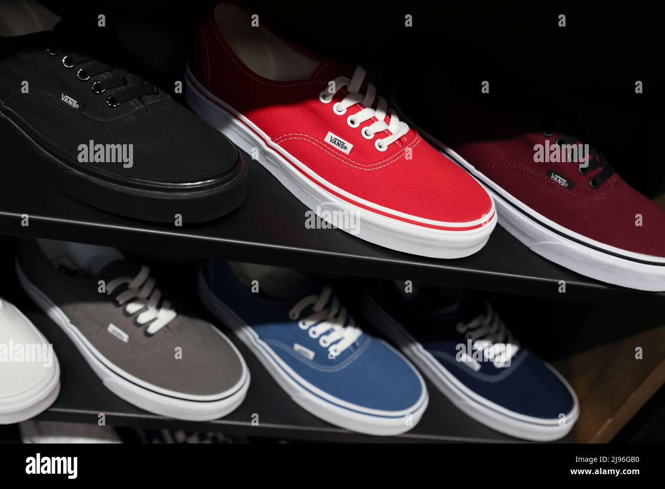 Vuilnisbak doorboren Jong Shoes are seen for sale at a Vans store, a brand owned by VF Corporation,  in Manhattan, New York City, U.S., May 20, 2022. REUTERS/Andrew Kelly Stock  Photo - Alamy