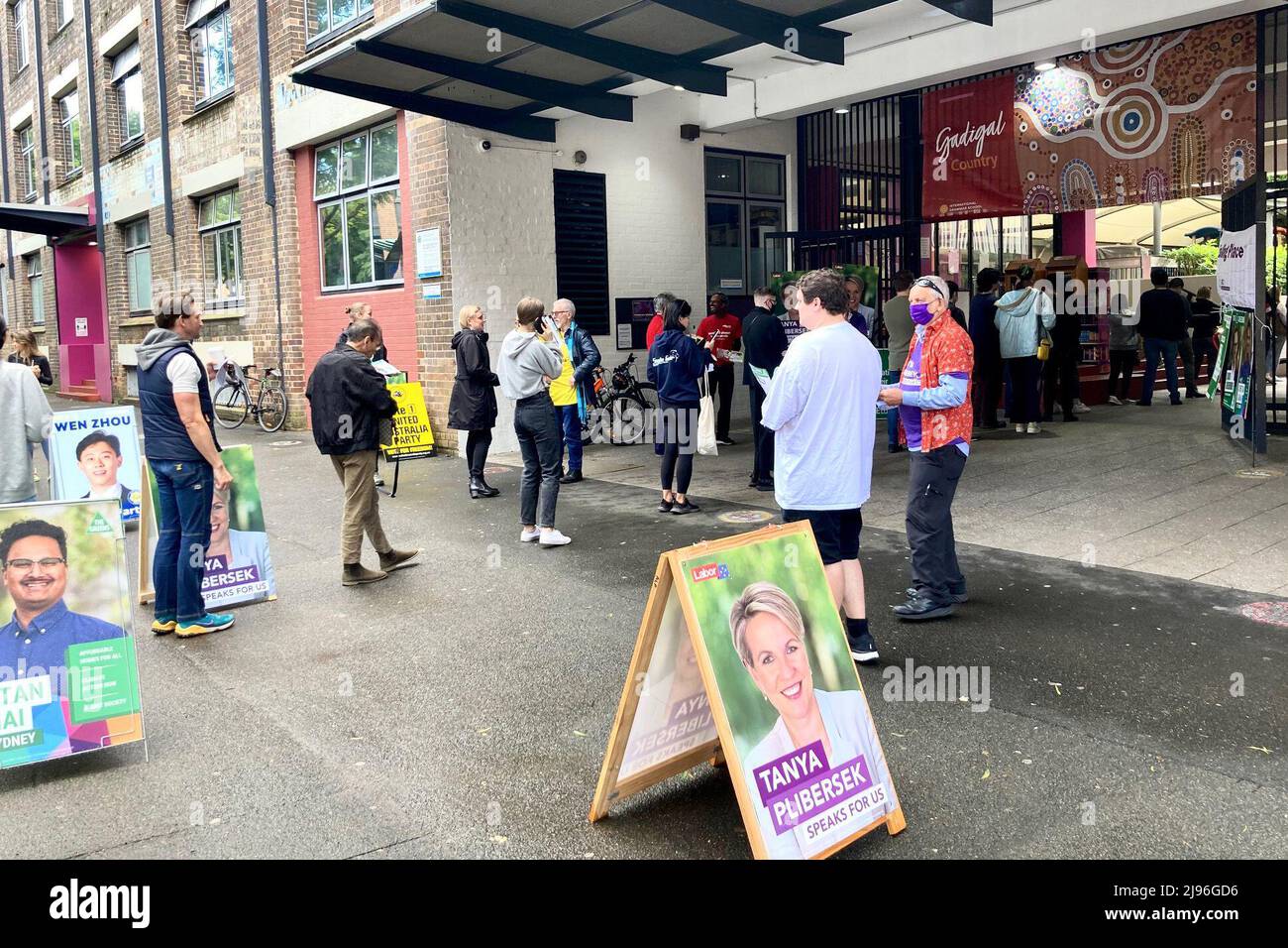 Sydney, Australia. 21st May, 2022. Voters line up outside a polling station at the International Grammar School on Kelly Street in Sydney, Australia. More than 17 million Australians are being called to vote for their next government. Credit: Carola Frentzen/dpa/Alamy Live News Stock Photo