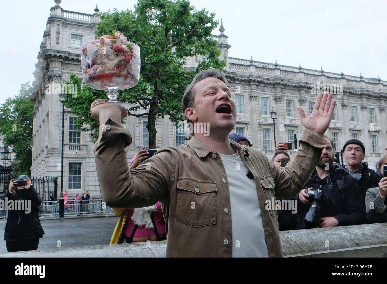 London, UK, 20th May, 2022. Celebrity chef Jamie Oliver staged an 'Eton Mess' protest over the government's delay on ending multi-buy junk food deals and adverts for unhealthy fiids aimed at children, as part of it's anti-obesity strategy. Childhood obesity in the UK increased dramatically during the pandemic, though the government defends its decision as the cost of living crisis deepens. Credit: Eleventh Hour Photography/Alamy Live News Stock Photo