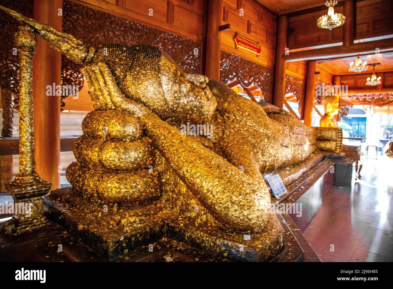 Wat Phra Non Chak Si Worawihan or Wat Phra Non Chakkrasi Worawihan, big reclined Buddha, in Sing buri, Thailand Stock Photo