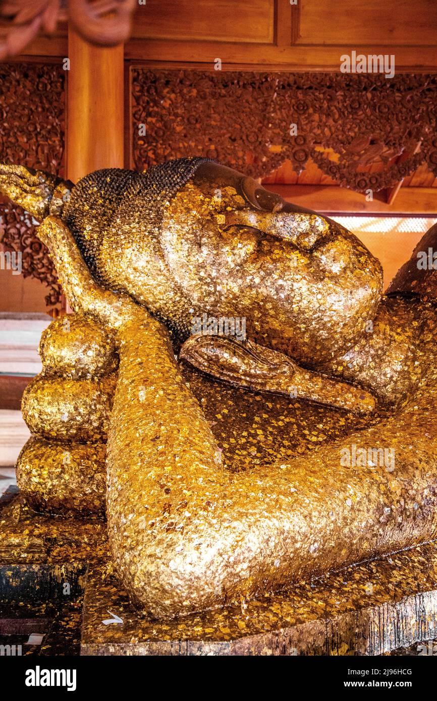 Wat Phra Non Chak Si Worawihan or Wat Phra Non Chakkrasi Worawihan, big reclined Buddha, in Sing buri, Thailand Stock Photo