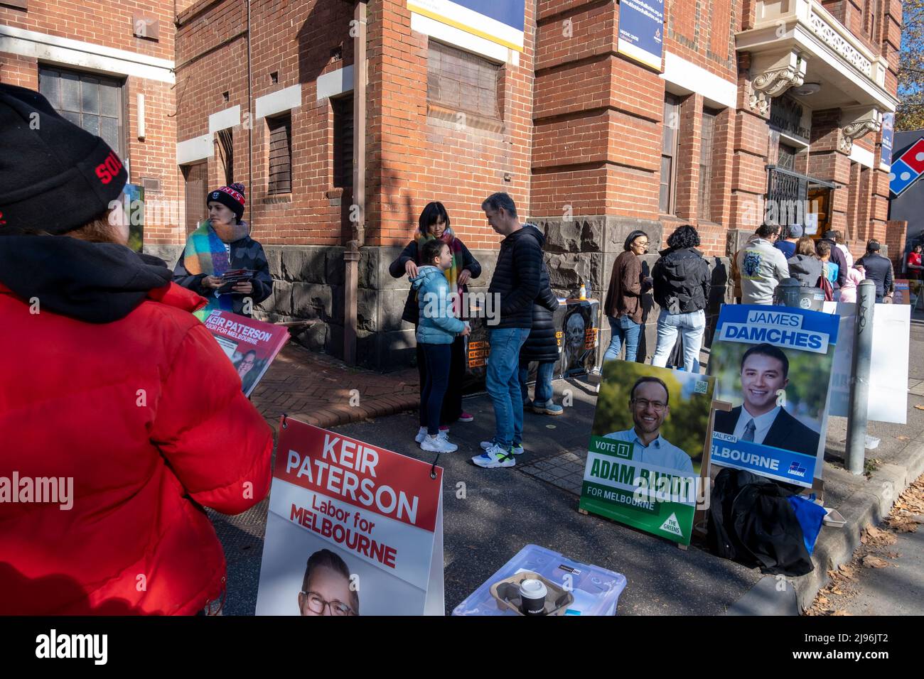 People wait in a queue to vote in Collingwood, during for the 2022 Australian Federal elections. Collingwood, Melbourne, Victoria, Australia. Stock Photo