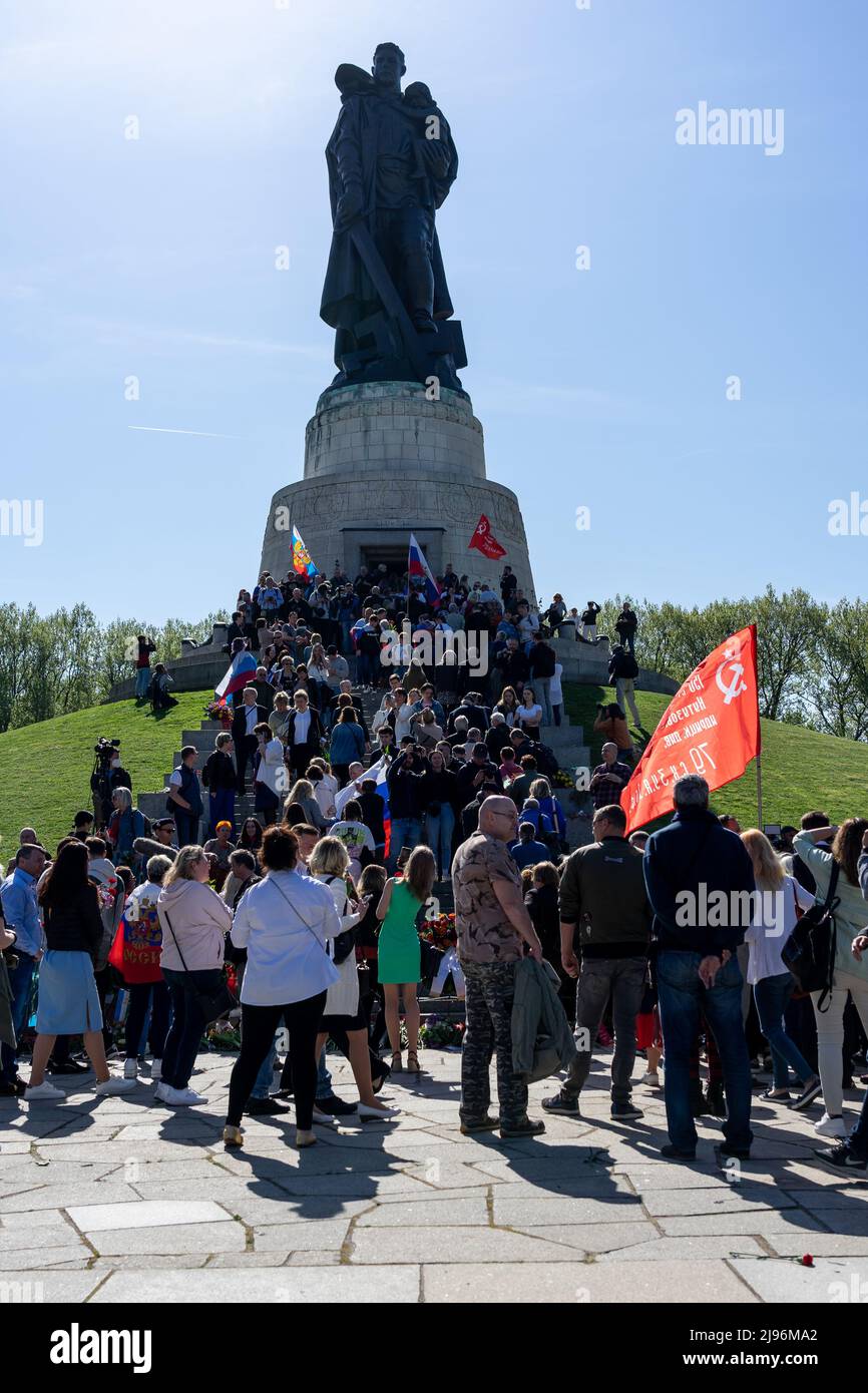 BERLIN - MAY 09, 2022: Victory Day in Treptower Park. Guests and visitors at the foot of the monument to the Liberator Soldier. Stock Photo
