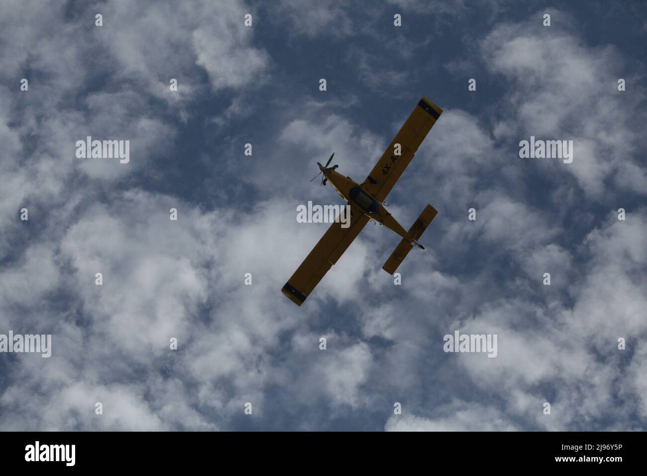 Air Tractor AT-802 Fire fighting aircraft extinguishing a fire Stock ...