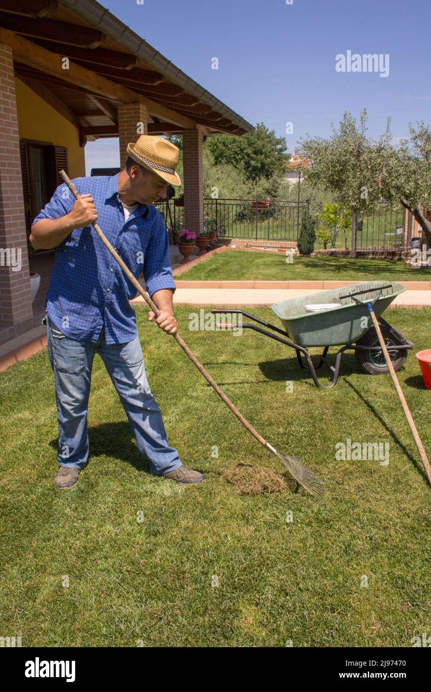 Rake garden dead flowers hi-res stock photography and images - Alamy