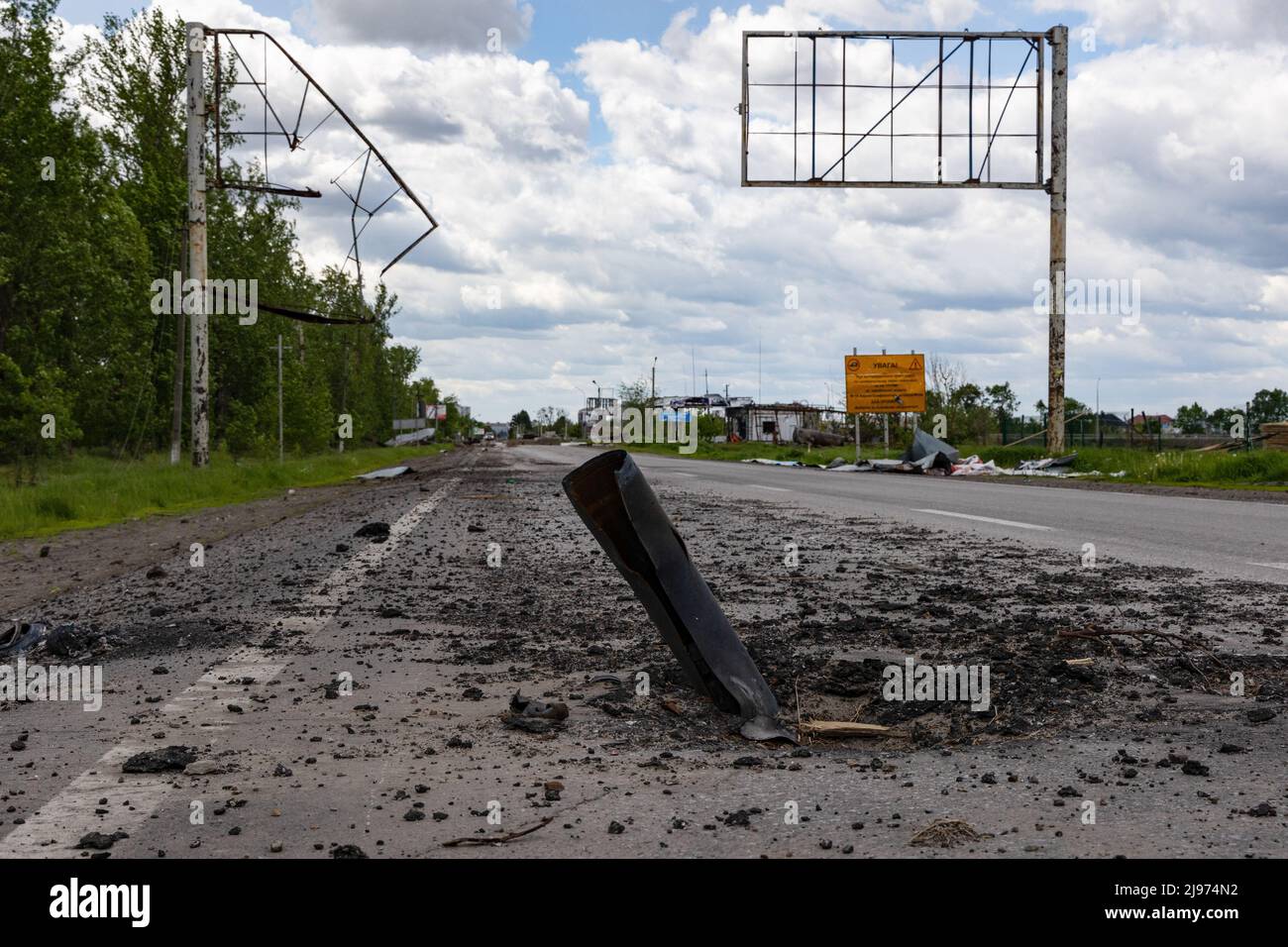 Kharkiv, Ukraine. 17th May, 2022. An unexploded missile on the road in the Kharkiv oblast. Russia invaded Ukraine on 24 February 2022, triggering the largest military attack in Europe since World War II. Credit: SOPA Images Limited/Alamy Live News Stock Photo