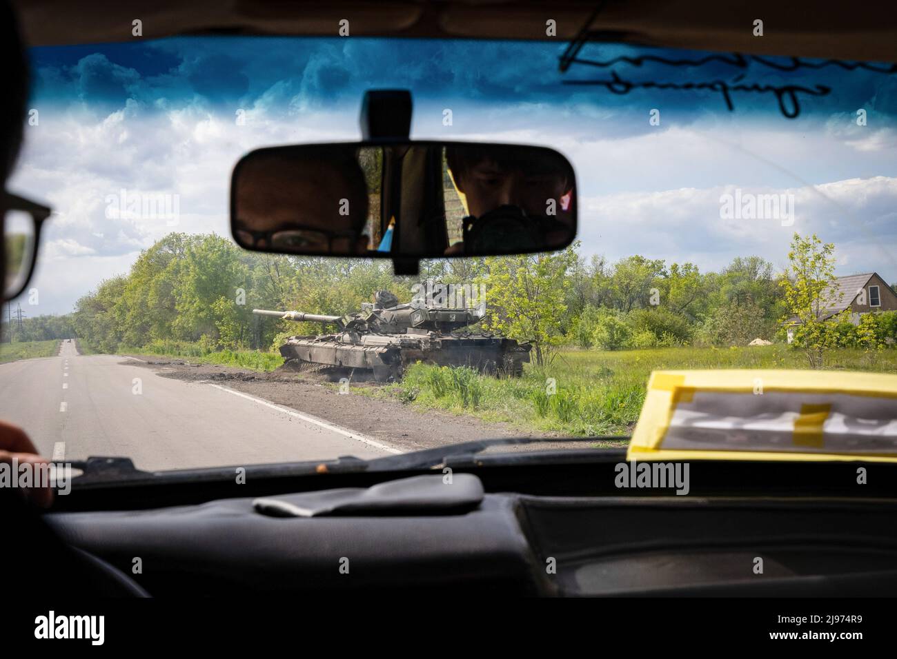 Kharkiv, Ukraine. 17th May, 2022. A destroyed Russian tank in Kharkiv. Russia invaded Ukraine on 24 February 2022, triggering the largest military attack in Europe since World War II. Credit: SOPA Images Limited/Alamy Live News Stock Photo