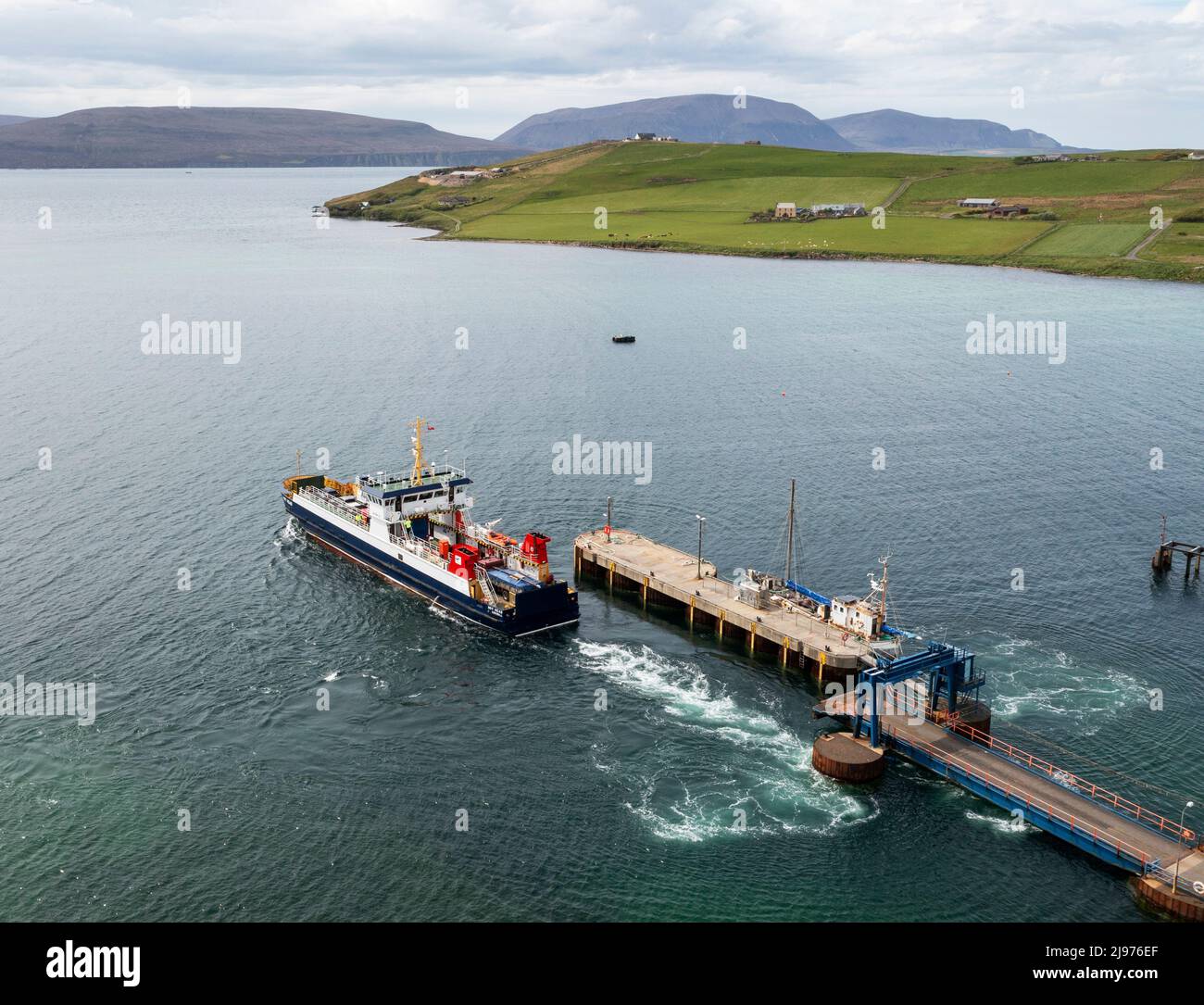 MV Hoy Head ferry departing from Houton Pier, Orkney Mainland, The ferry links the mainland with the islands of Hoy, Flotta and South Walls. Stock Photo
