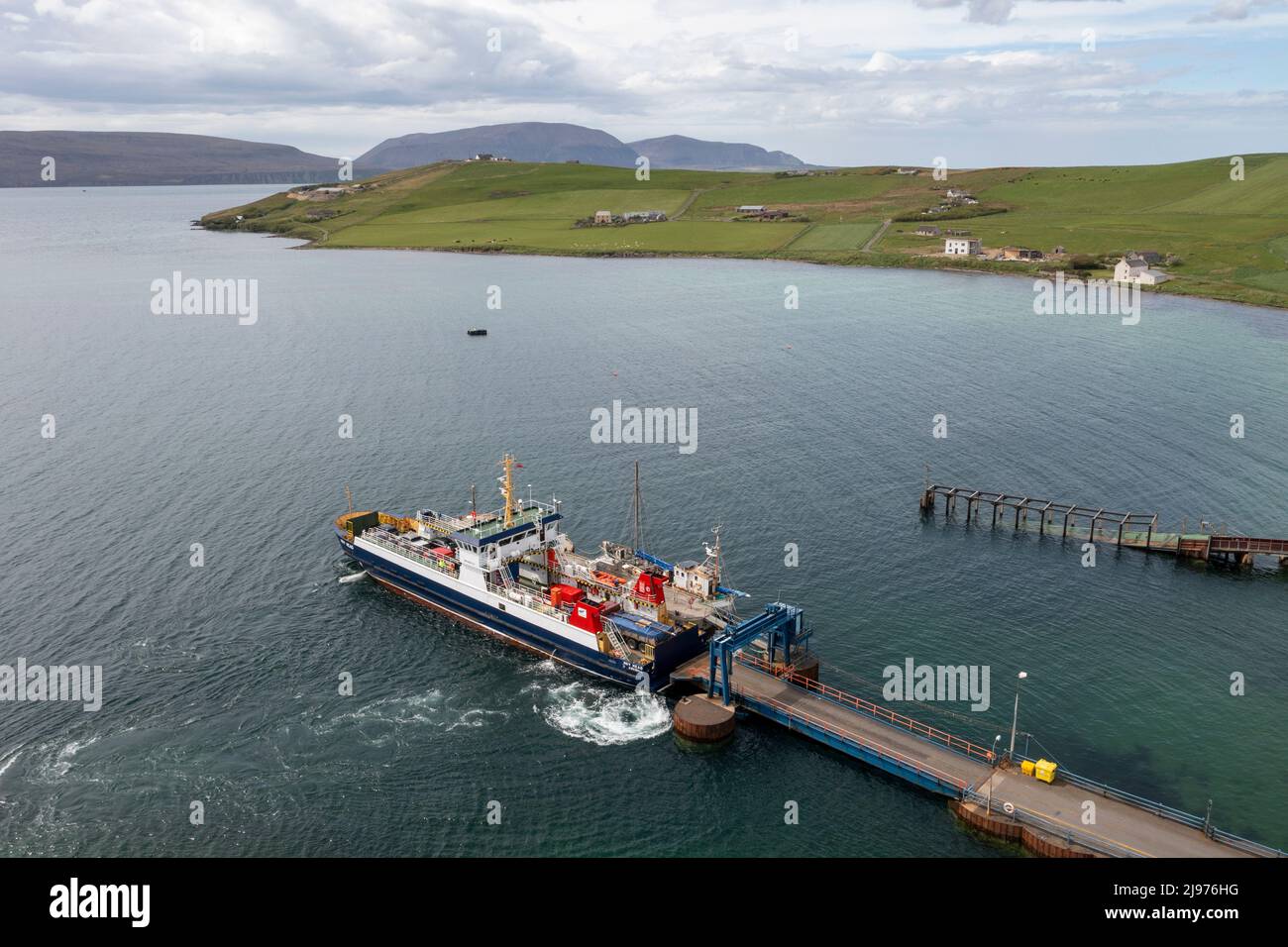 MV Hoy Head ferry departing from Houton Pier, Orkney Mainland, The ferry links the mainland with the islands of Hoy, Flotta and South Walls. Stock Photo